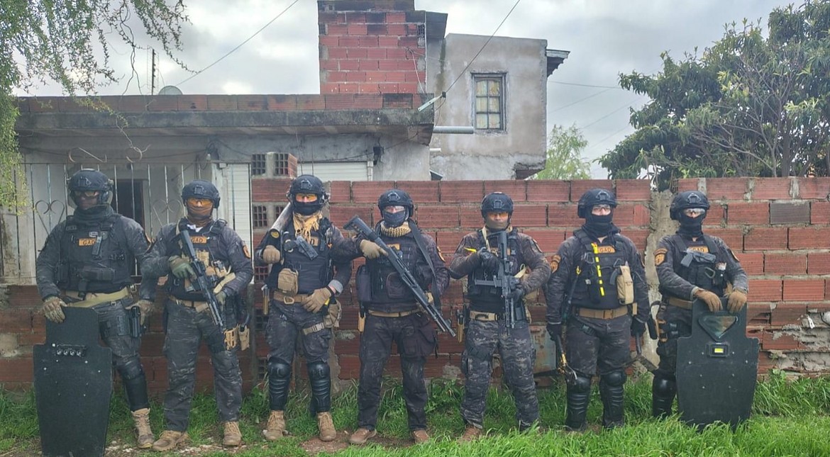 Allanaron una vivienda por un intento de robo y secuestraron una pistola