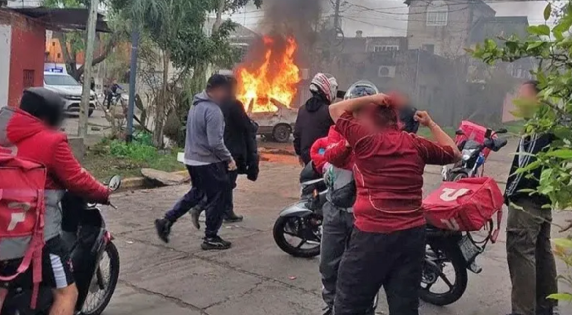 Le robaron la moto a un repartidor y sus compañeros la rastrearon por el GPS: llegaron hasta una casa y la destruyeron