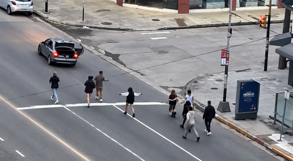 Video: secuestraron el auto que casi atropella a jóvenes a la salida de un boliche