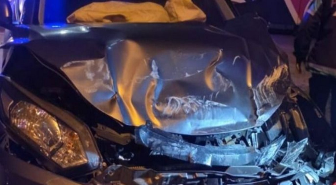 Choque entre un auto y un micro de larga distancia en la Ruta 2: una mujer resultó herida
