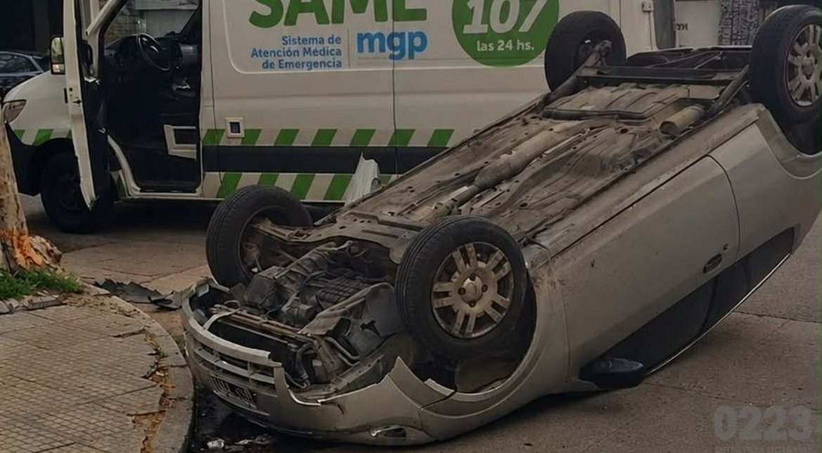 Choque y vuelco en el centro: un hombre fue trasladado al Higa