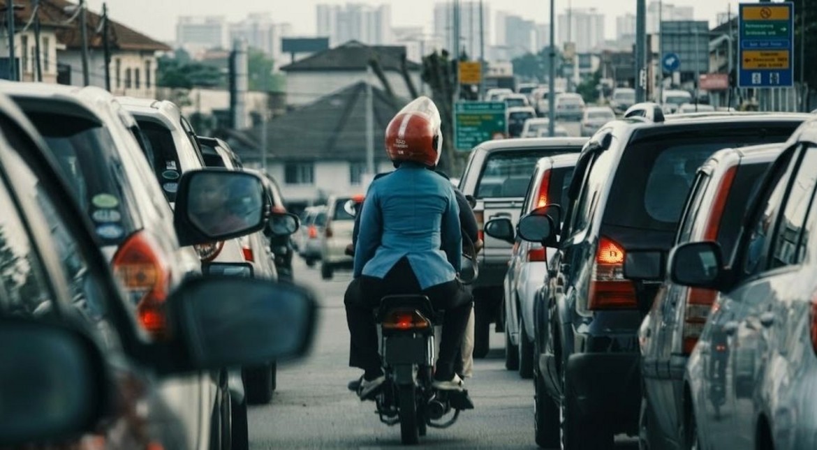 Chocó con una moto a un auto que frenó de golpe: la Justicia cambió el fallo y no recibirá indemnización