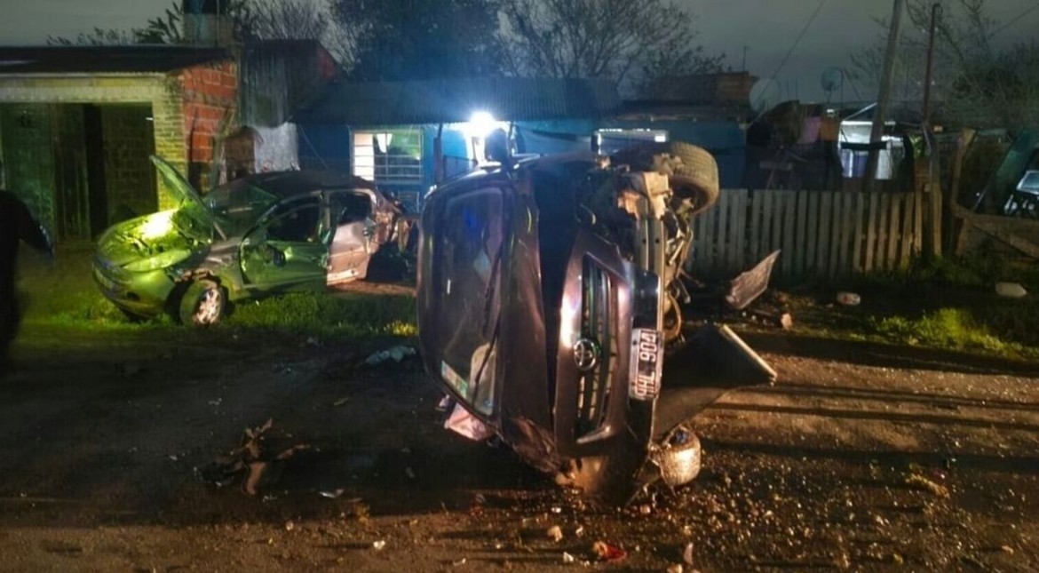 Un adolescente le robó el auto a su papá, lo chocó y escapó: los vecinos agredieron al dueño