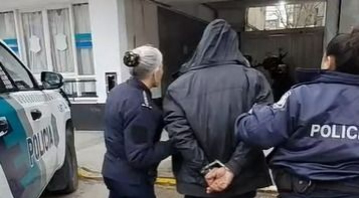 Pedía plata por el portero eléctrico y rompió uno de los vidrios del edificio