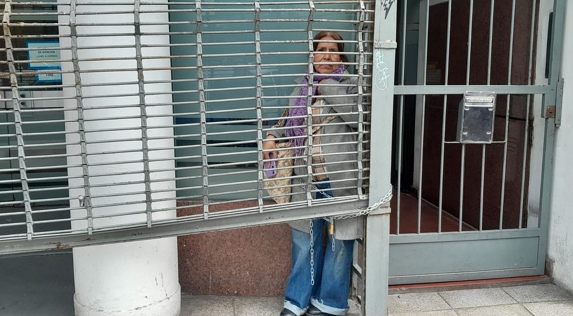 Una acompañante terapéutica se encadenó frente a una prepaga por falta de pago: "Nos deben desde junio"
