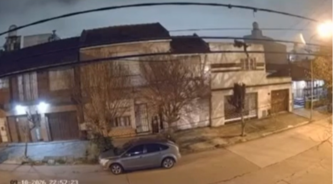 Trepó hasta el techo de una casa y caminó por los cables para entrar a robar: no lo logró y quedó escrachado