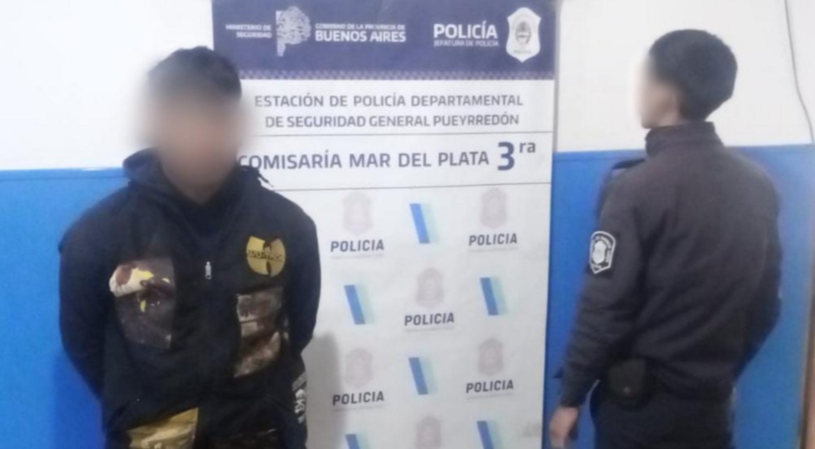 Robó una librería, escapó en colectivo y lo detuvieron