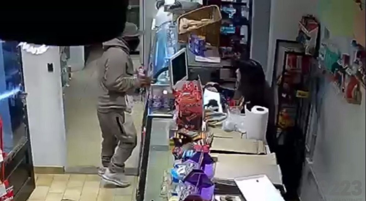 "Quedate quieta, no te hagas la bol...": violento asalto en un kiosco cerca de la Universidad