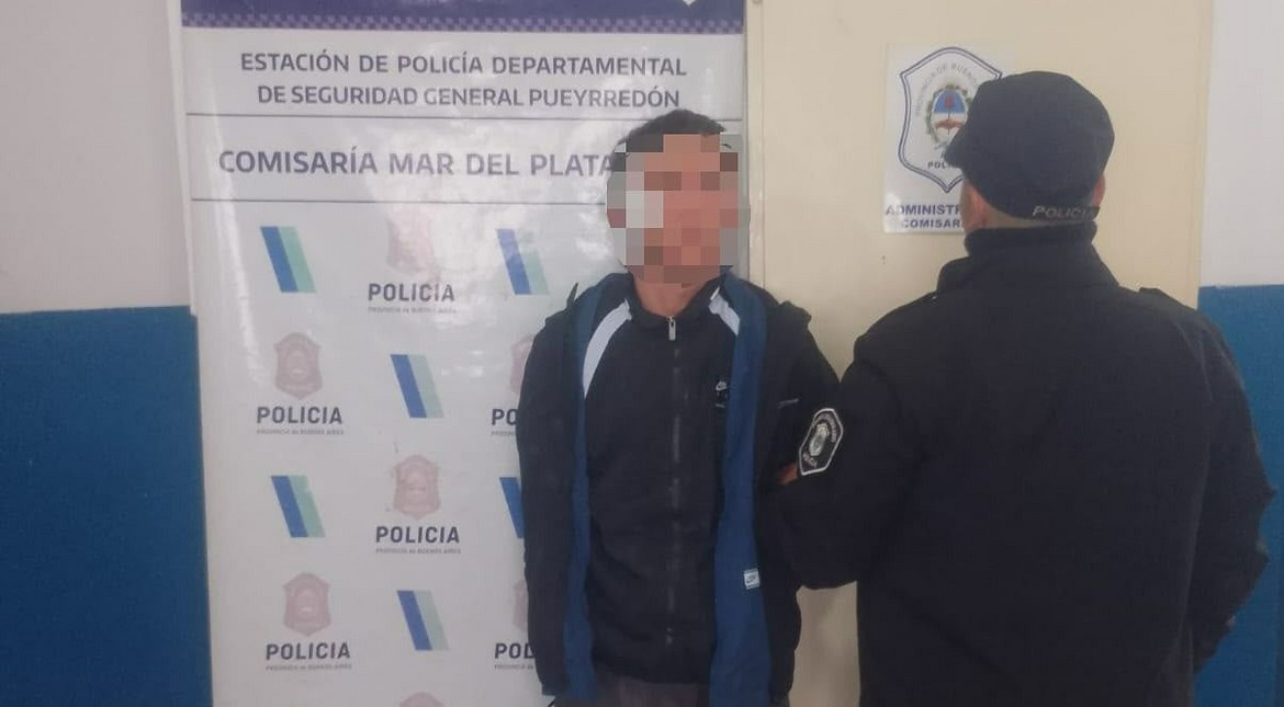 Se cambiaba de ropa en el taxi, se resistió a la policía y lo detuvieron