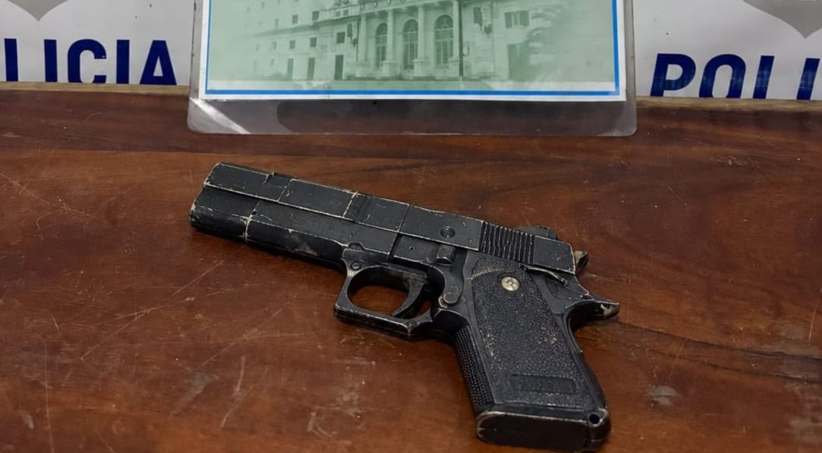 Quiso robar una moto con una replica de arma y lo redujeron a golpes: tiene 15 años