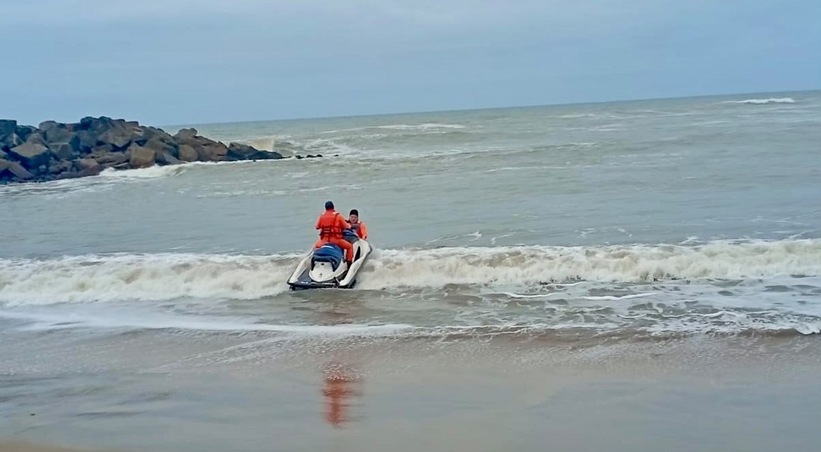 Emergencia en el mar: se le rompió el remo del kayak y lo tuvo que rescatar Prefectura