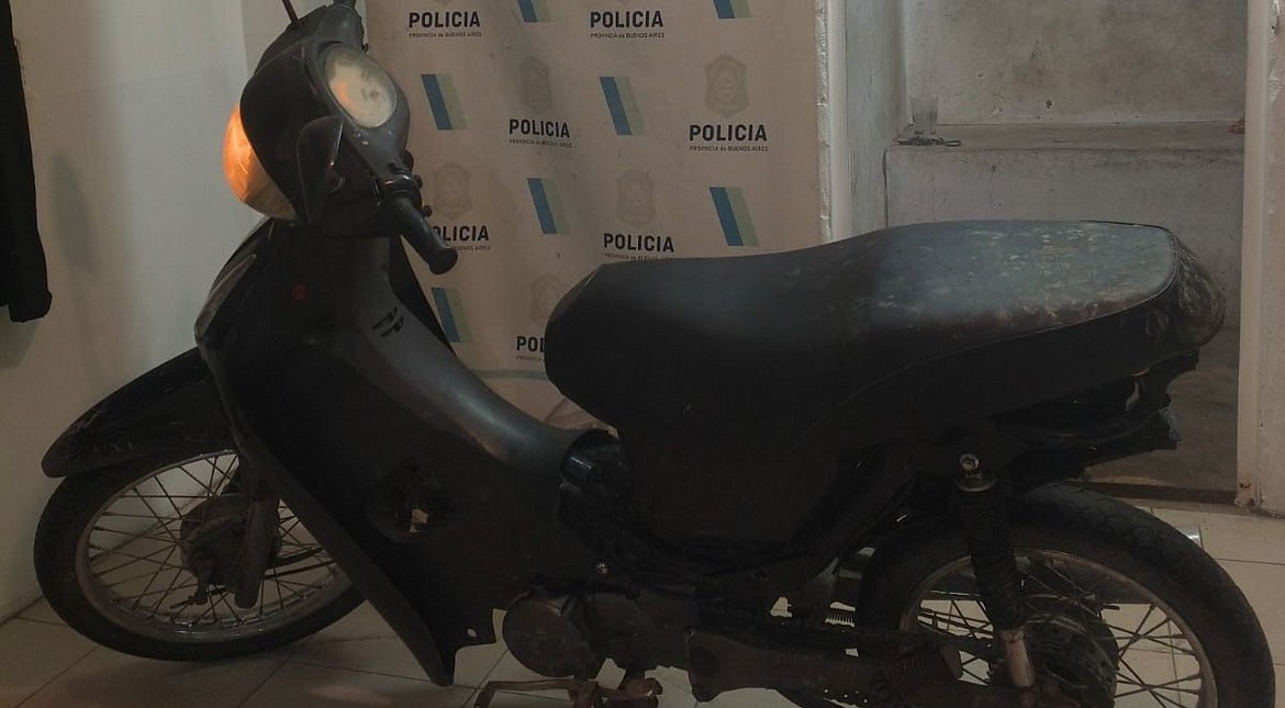 No pudo poner en marcha una moto robada y lo atraparon
