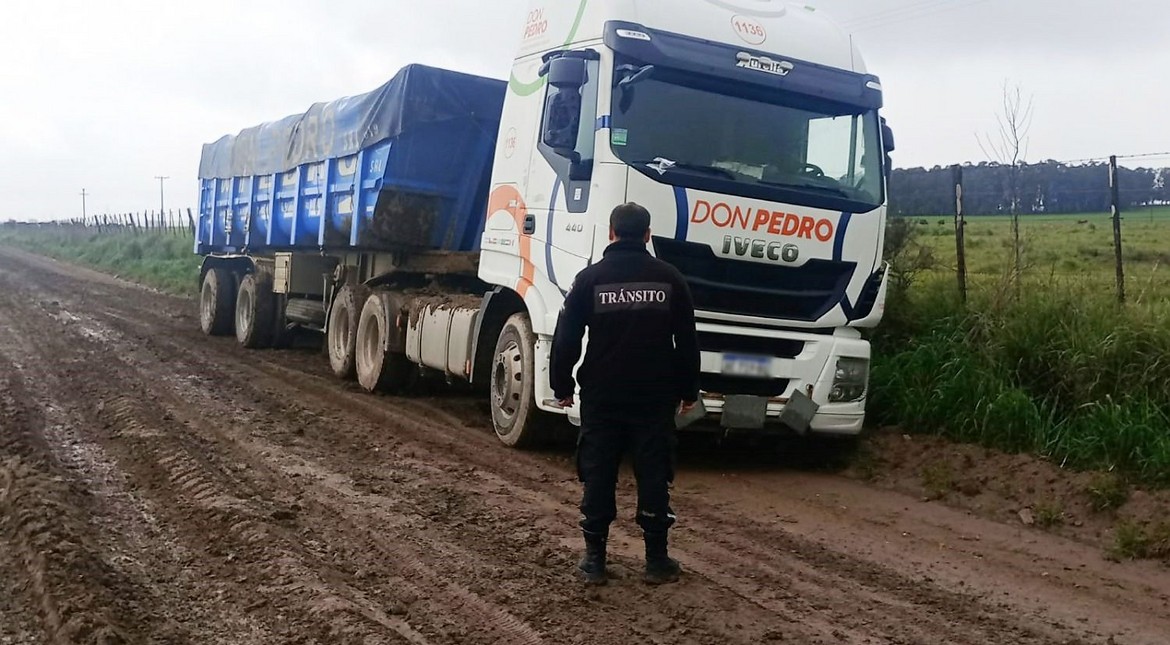 Transitaba en la lluvia, encajó y se fue: hallan un camión abandonado en un camino rural y lo multaron por la patente