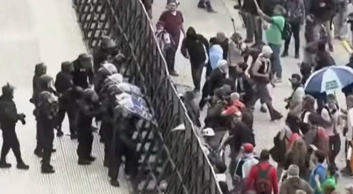 Represión en la Marcha Federal Universitaria: la Policía tiró gases lacrimógenos y avanzó con camiones hidrantes