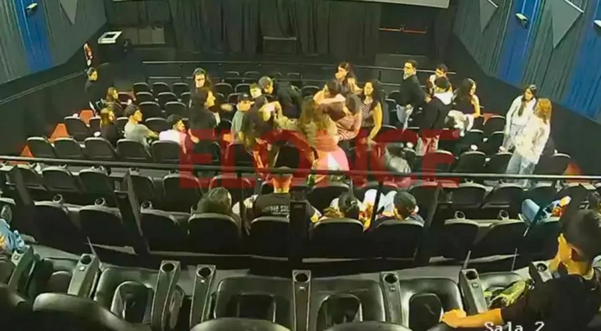 Dos chicas se pelearon por la butaca en un cine de Entre Ríos y terminaron a los golpes y agarrones de pelo