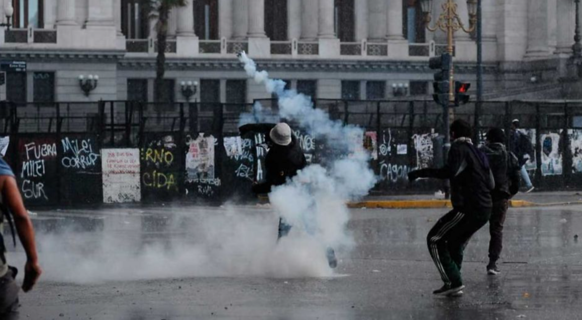 Represión en la Marcha Federal Universitaria: detuvieron a 31 personas y desalojaron la plaza