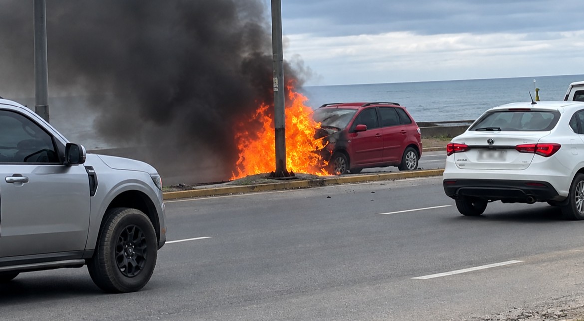 Video: manejaba por la costa de Mar del Plata y se le prendió fuego el auto