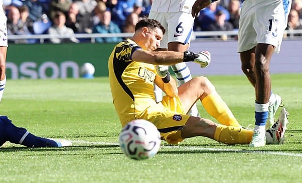 Photo: 0223.com.ar Emiliano Dibu Martínez carried off on stretcher after head collision