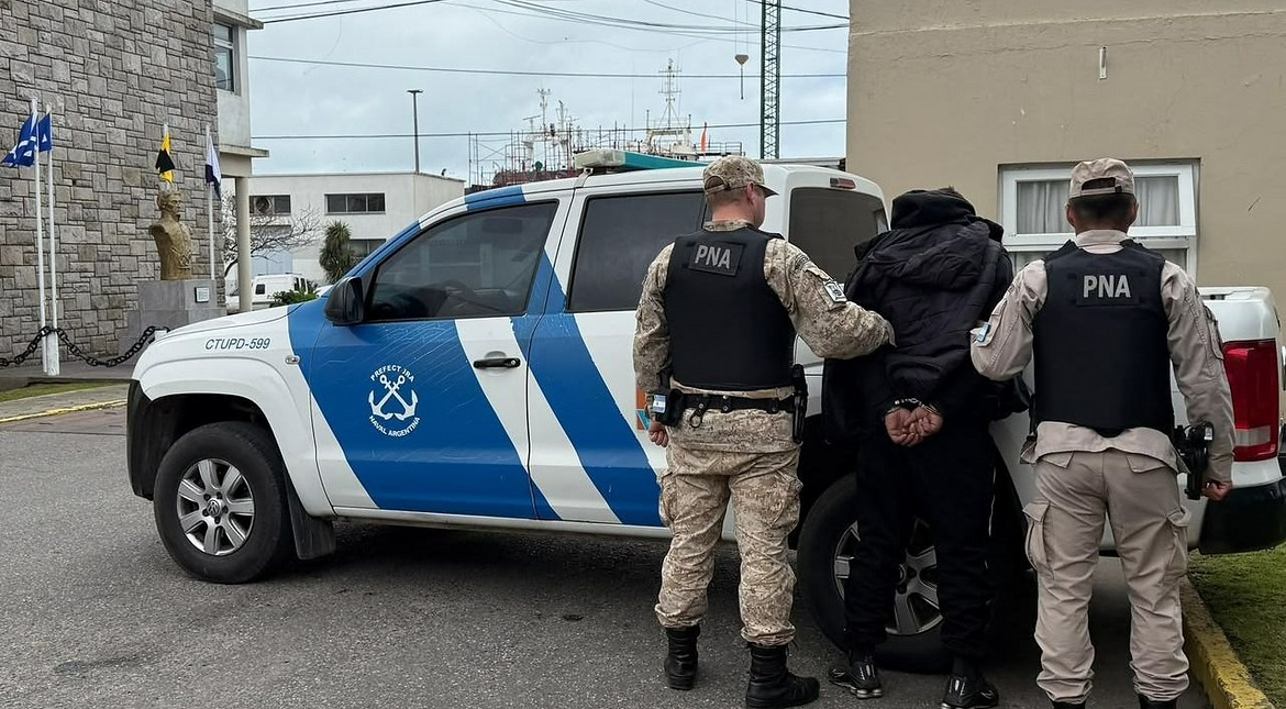 Simuló tener un arma para robar un local, lo corrieron los vecinos y quedó detenido