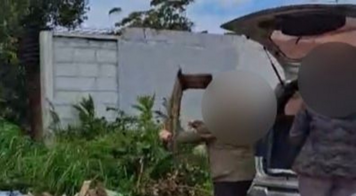 Las encontraron tirando basura: fueron multadas y les secuestraron el auto