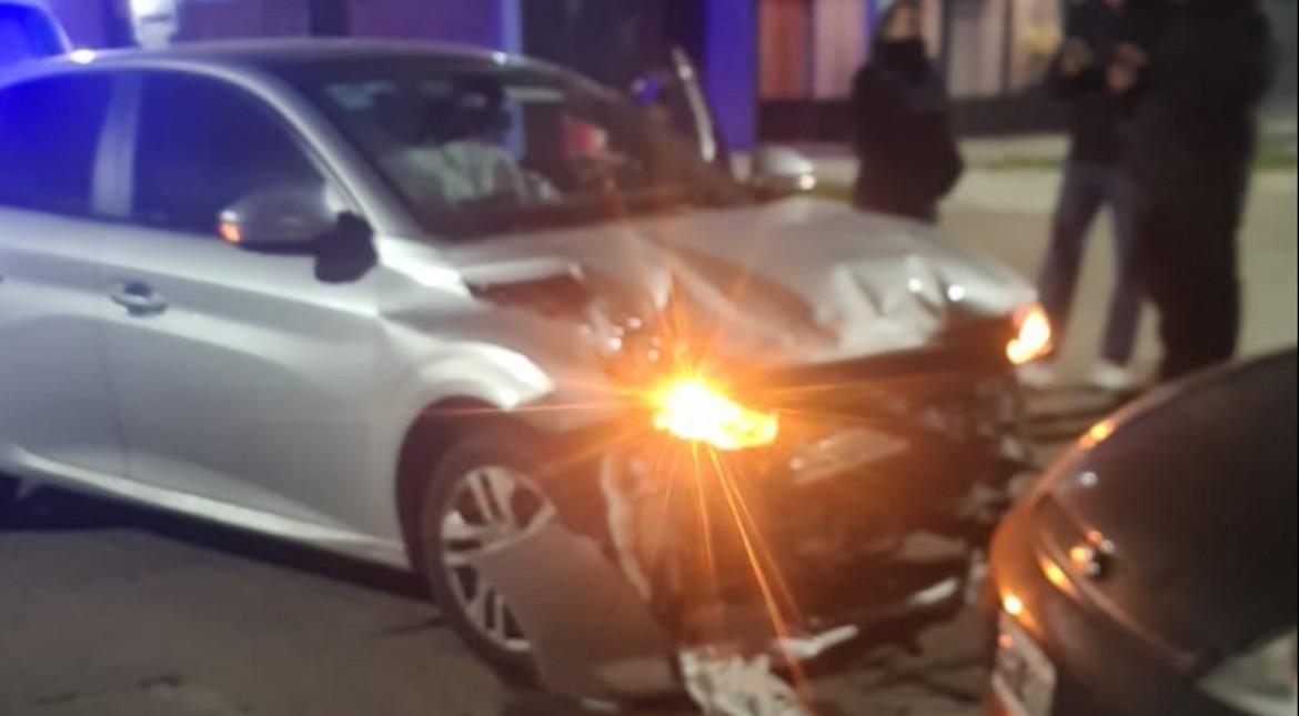 Robó un auto, escapó a toda velocidad y chocó a una familia: abandonó el vehículo y salió corriendo