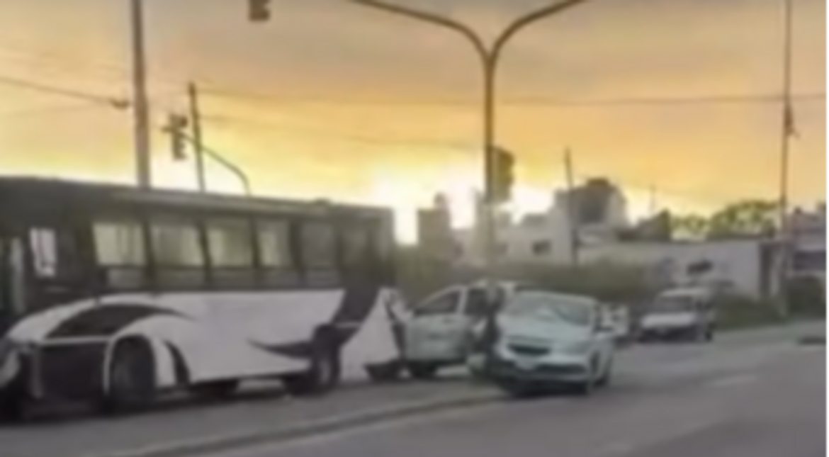 Fuerte choque en el barrio Libertad: un auto terminó incrustado en el semáforo