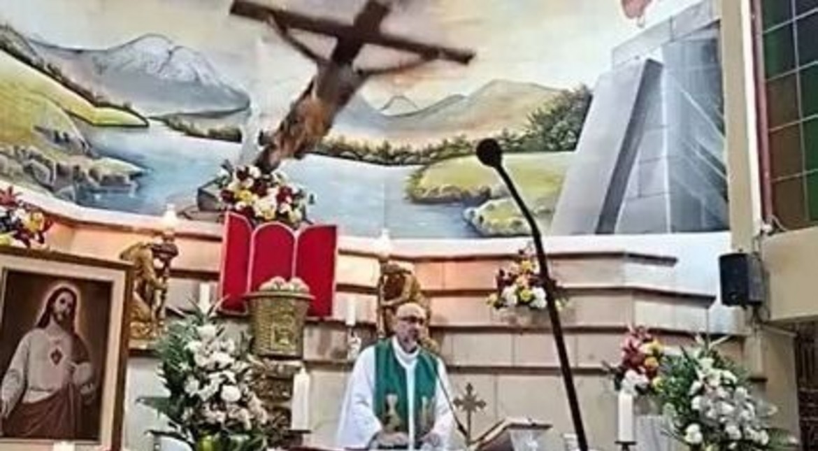 Daba la misa, se desprendió la cruz y lo mató