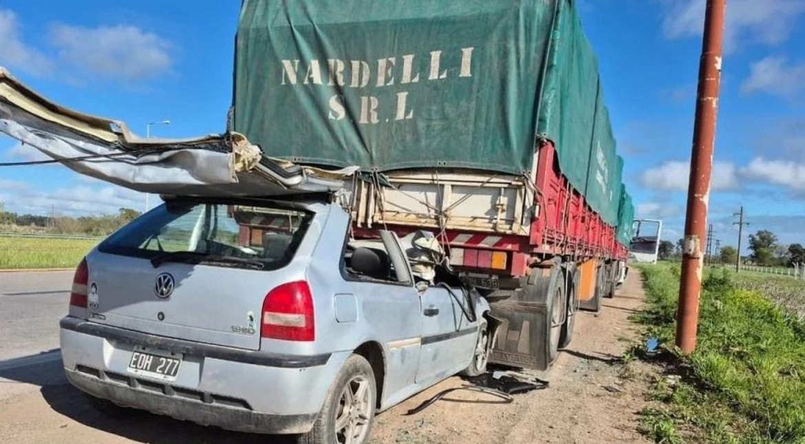 Impactó contra un camión en ruta 226, quedó inconsciente y debieron rescatarlo entre los hierros