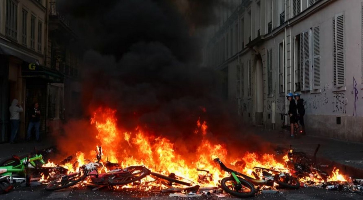 Macron rechazó la violencia que sacude a Francia: “Los que intentaron derribar la República, tendrán que responder”