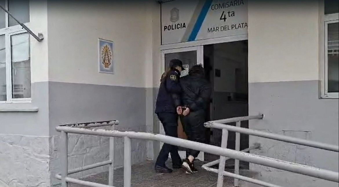 Tiró baldosas contra un supermercado porque no pudo robar mercadería
