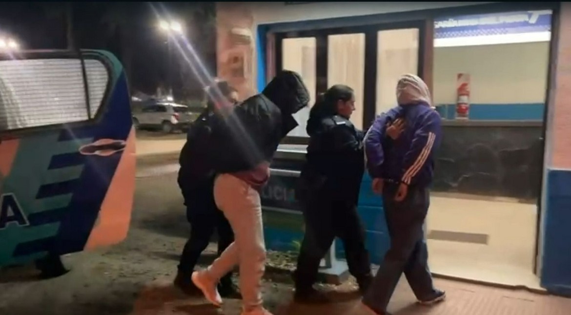 Atraparon a “mecheras” en supermercado cuando intentaron escapar