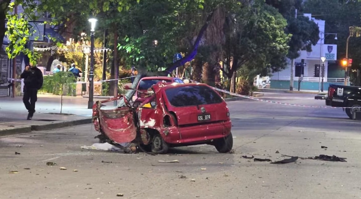 Video: quiso evadir el control de tránsito, chocó contra un árbol y murió