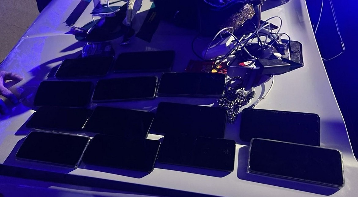 Lo pararon en moto y tenía 13 celulares apagados en su poder