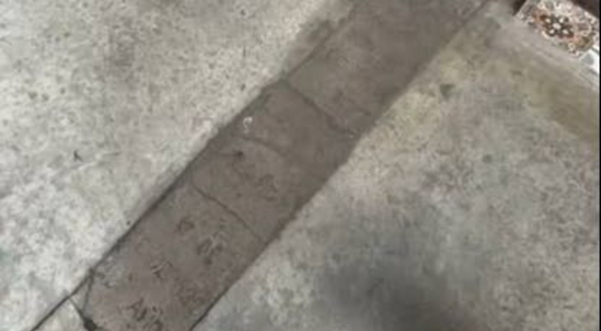 La vereda más macabra de Mar del Plata: está hecha con lápidas y esconde un tétrica historia