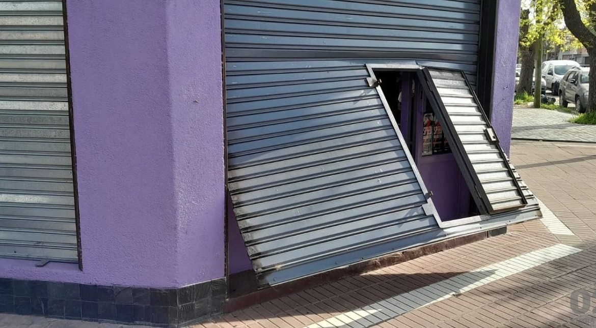 "Es un garronazo": rompieron la vidriera del comercio y se llevaron cigarrillos, chocolates y un parlante