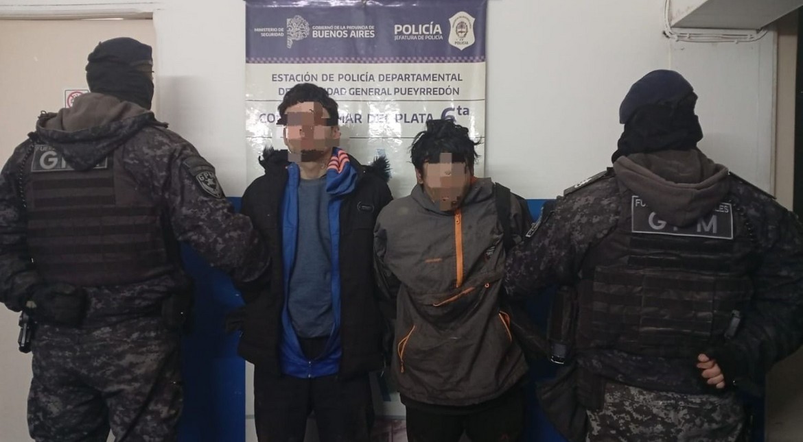 Andaban armados en una moto robada: dos detenidos