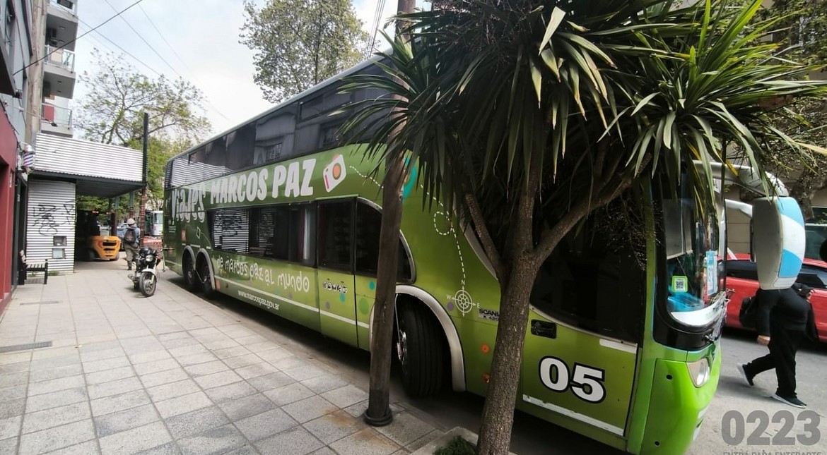Indignación: estacionaron un colectivo en una zona prohibida y lo dejaron abandonado