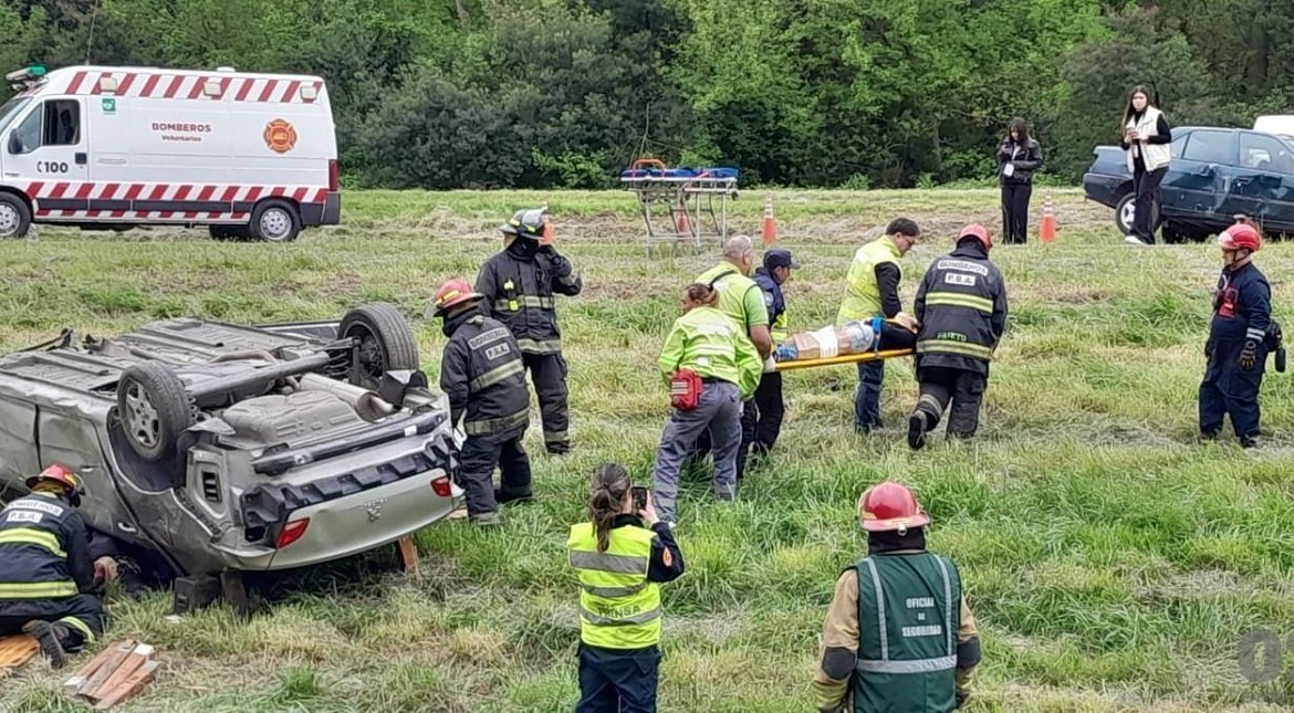 Vuelco, fuego y rescate: simulacro de accidente impactó a todos en la ruta 226