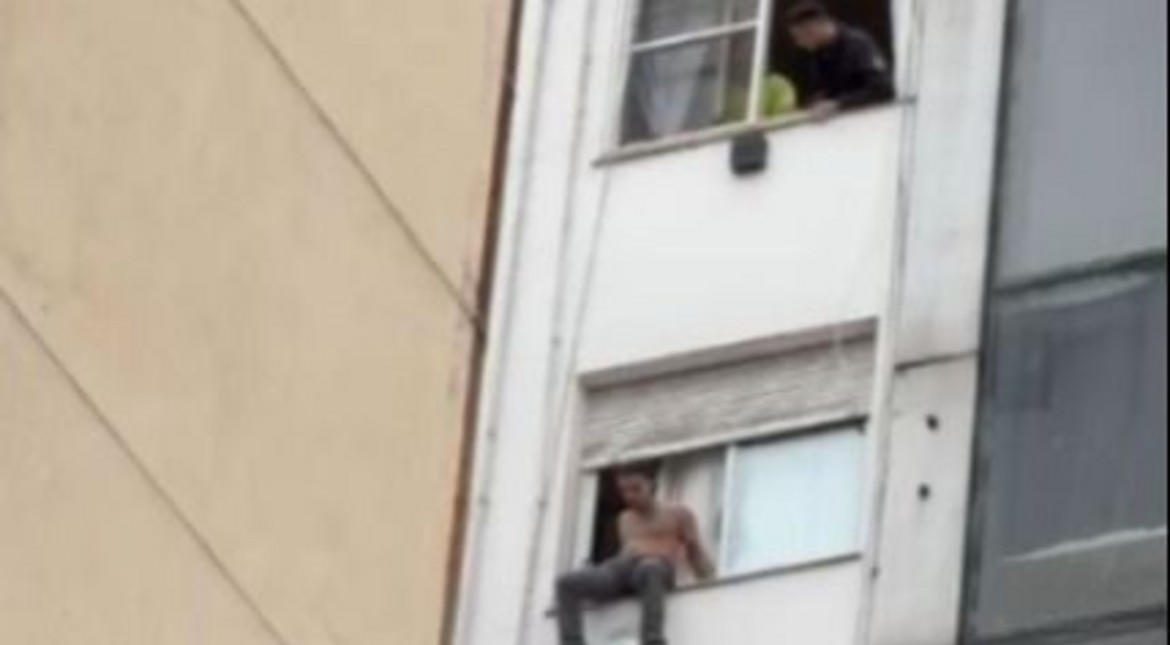 Máxima tensión en pleno centro: un joven amenazó con tirarse desde un edificio