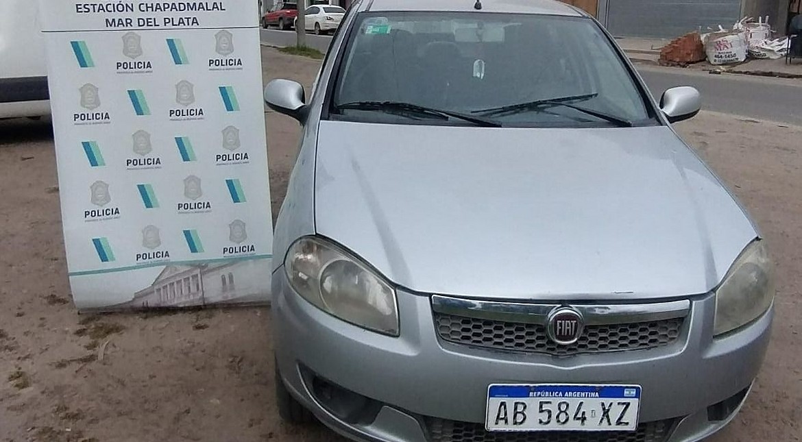 Lo identificaron al lado de un auto y descubrieron que era robado