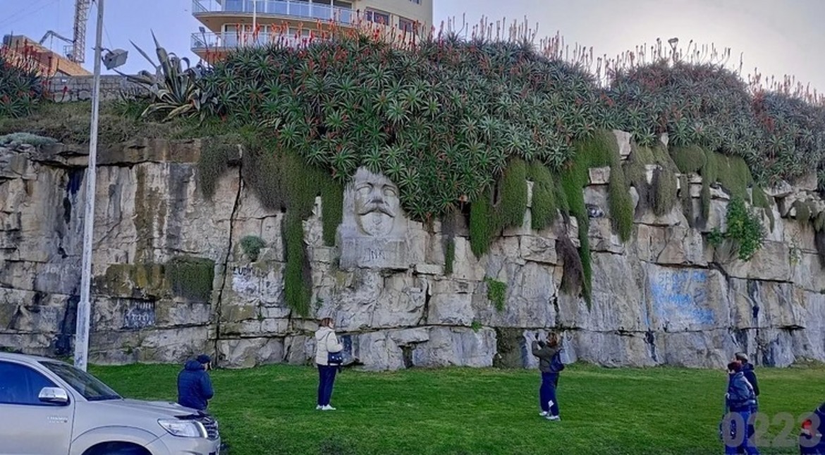 Mar del Plata oculta una misteriosa escultura frente al mar: la historia del rincón que pocos conocen