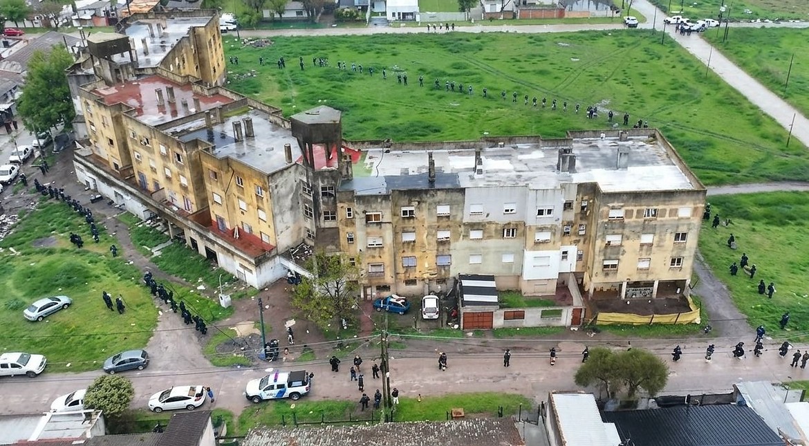 Detenidos, 26 allanamientos y un despliegue impactante: así fue el megaoperativo en Etchepare