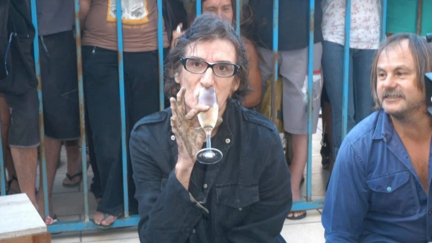Papelón: se lookeó e intentó colarse en el cumple de Charly pero la rebotaron en la puerta