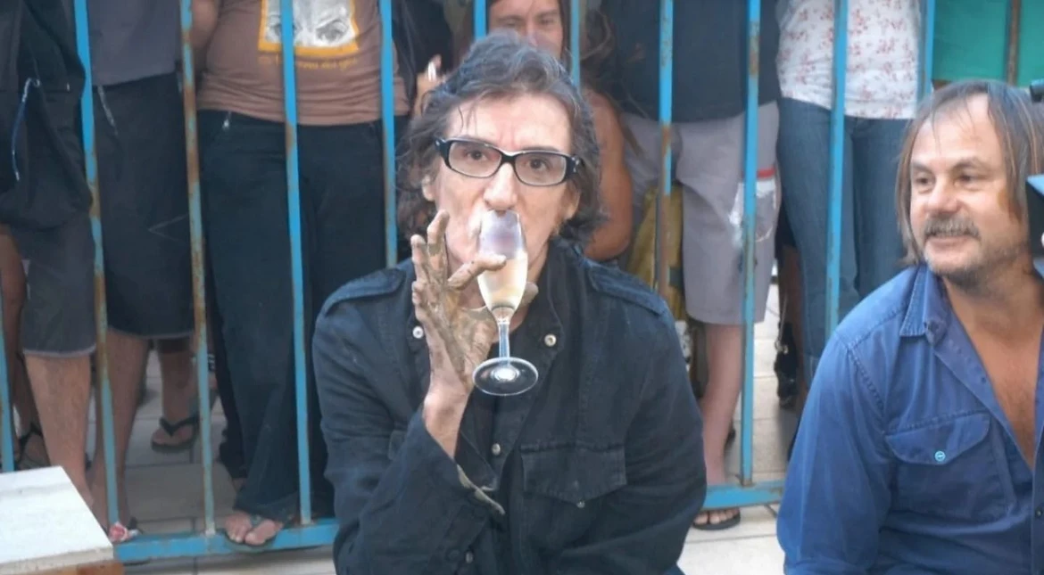 Papelón: se lookeó e intentó colarse en el cumple de Charly pero la rebotaron en la puerta