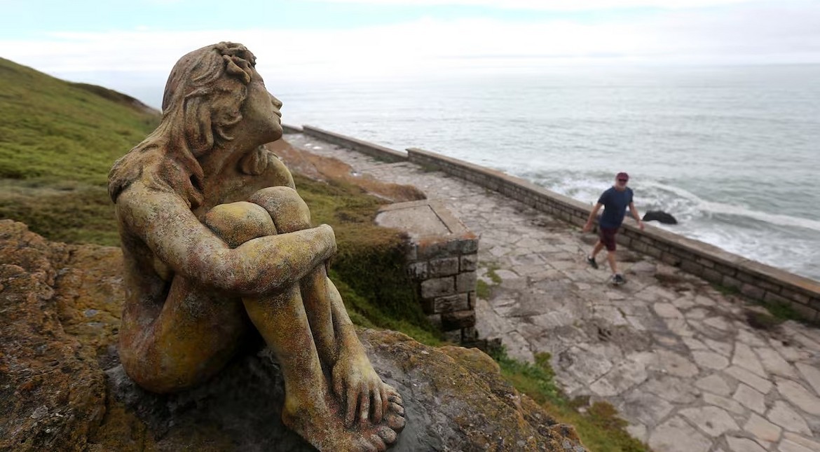 Nadie vio nada: a cinco años de la misteriosa estatua que apareció de la noche a la mañana frente al mar