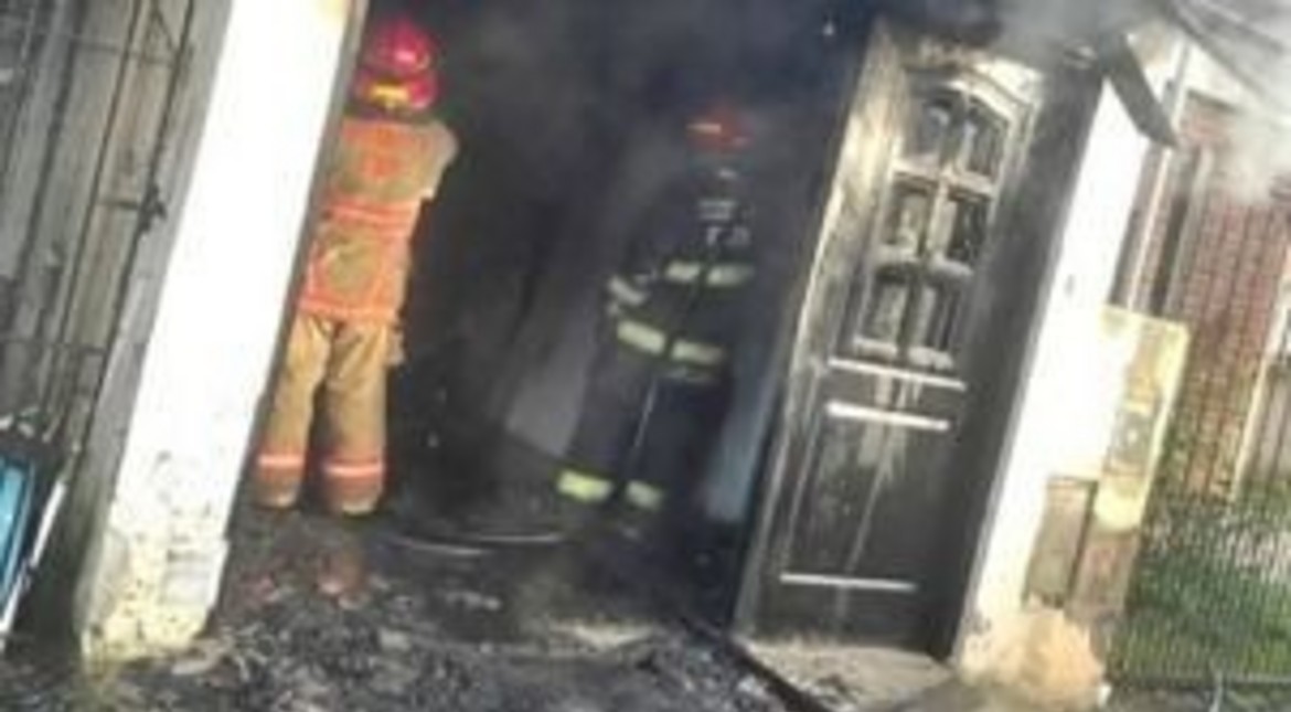 Se incendió su casa mientras dormía y necesita ayuda para reconstruirla