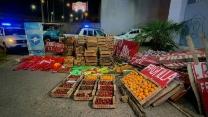 Frutas contaminadas y con colorantes: levantaron puestos de venta ambulante en la ruta 2