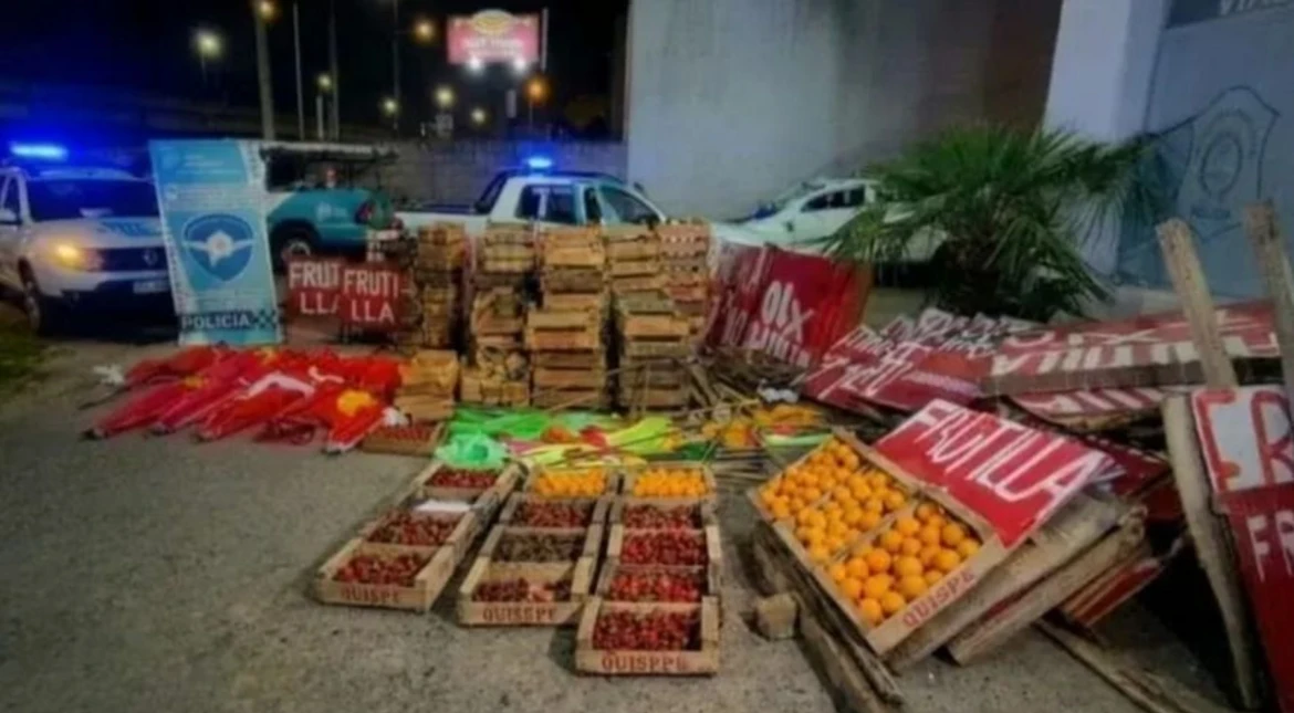 Frutas contaminadas y con colorantes: levantaron puestos de venta ambulante en la ruta 2