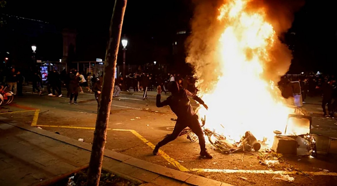 Disturbios en Barcelona: jóvenes encapuchados causan incendios y saqueos en el centro