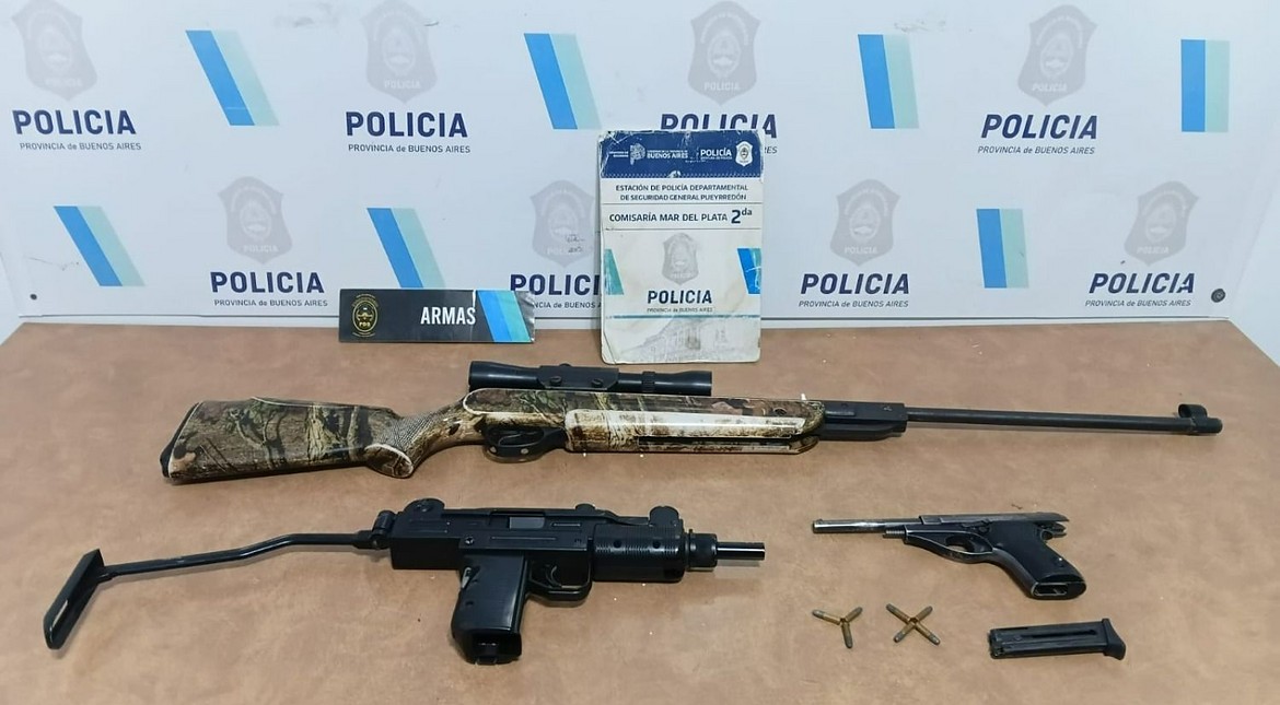 Secuestran un rifle de aire comprimido, una pistola y una réplica de Mini Uzi en una cochera